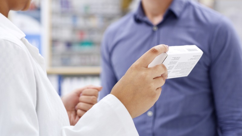 pharmacien-vend-médicament-sur-ordonnance